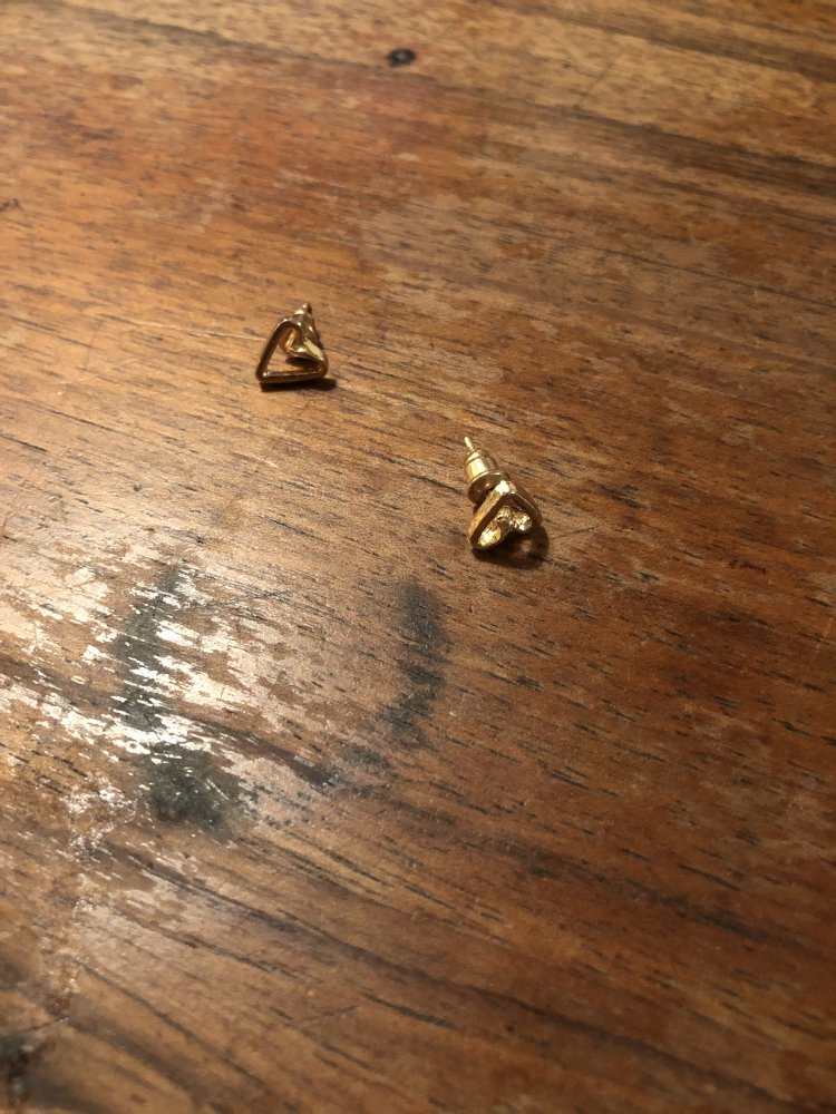 goldfarbene herzförmige Ohrringe 