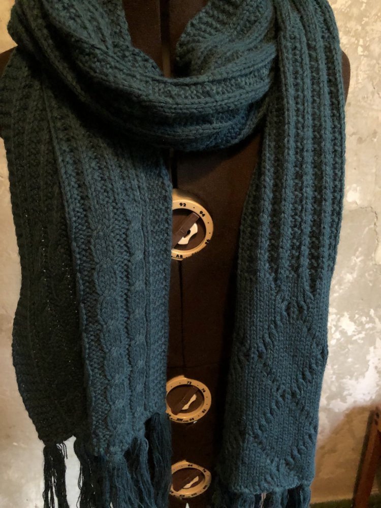 Petrolfarbener Schal 