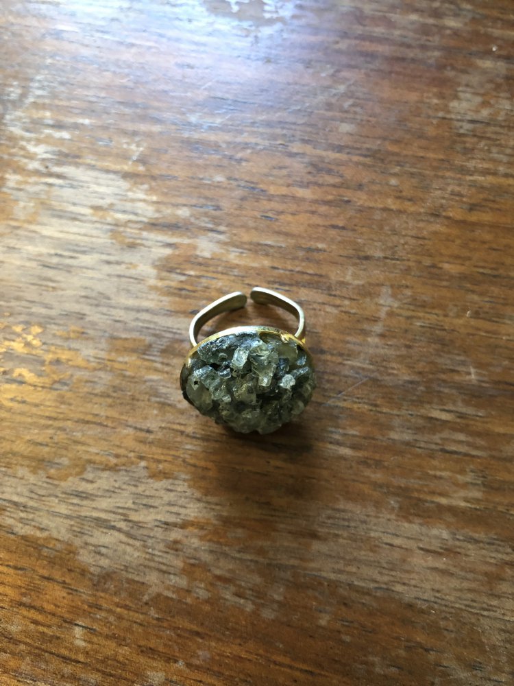 Goldener Ring mit grünem Stein