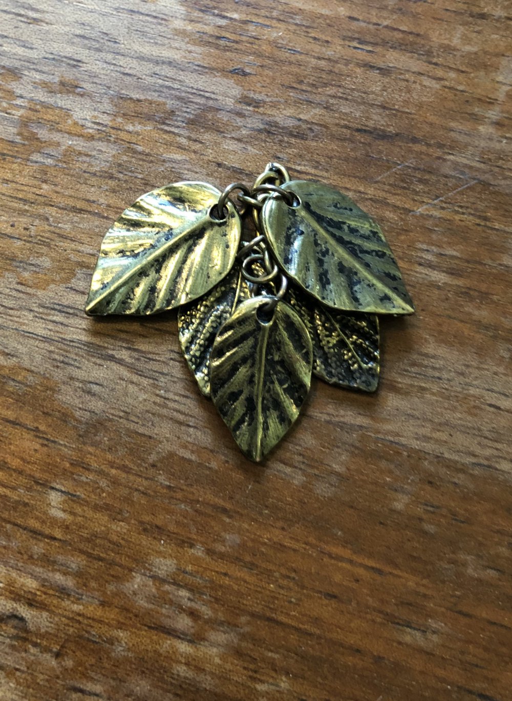 Anhänger in Blätterform