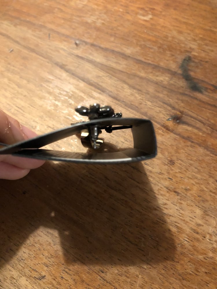 Grauer langer Ohrring