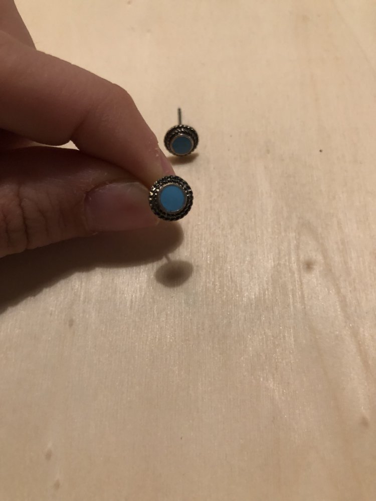 Steckerohrring mit blauem Stein