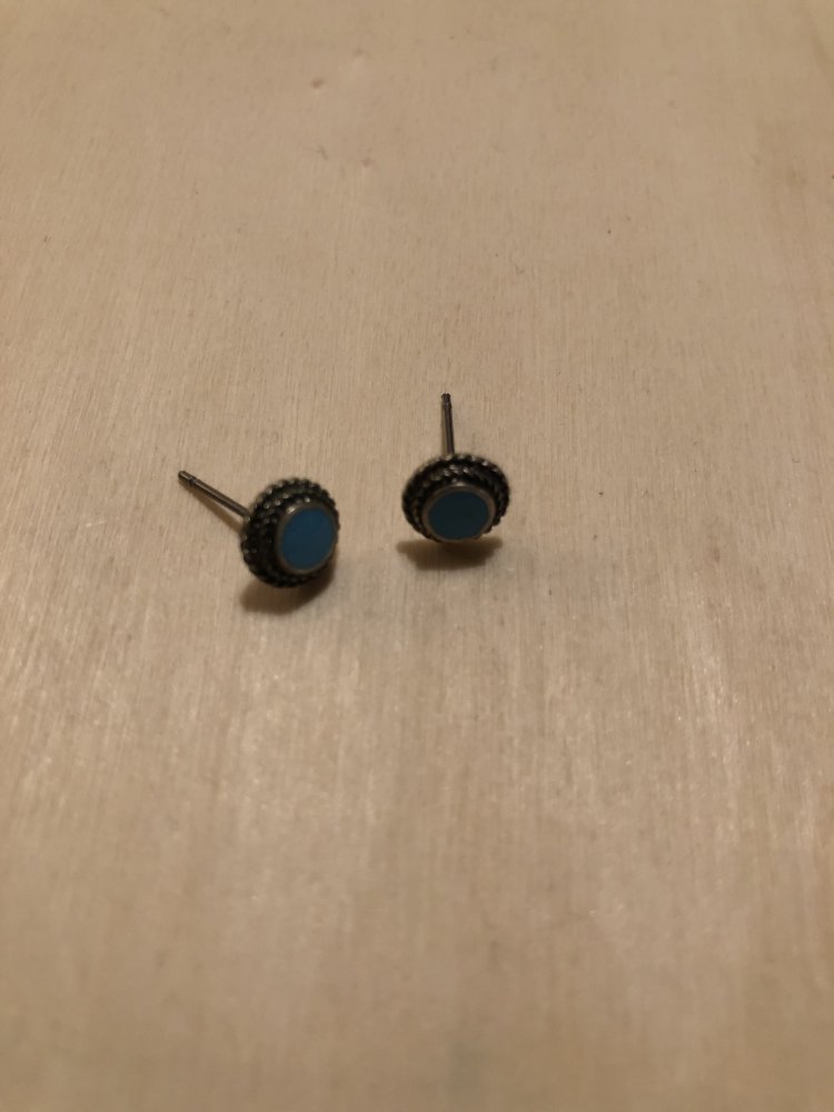 Steckerohrring mit blauem Stein