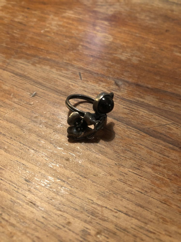 Schöner Ring mit braunem Stein