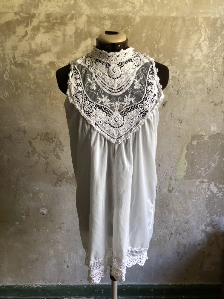 Durchscheinendes weißes Spitzenkleid