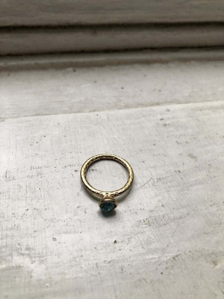 Ring mit blauem Stein