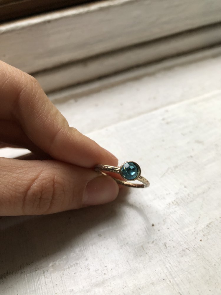 Ring mit blauem Stein