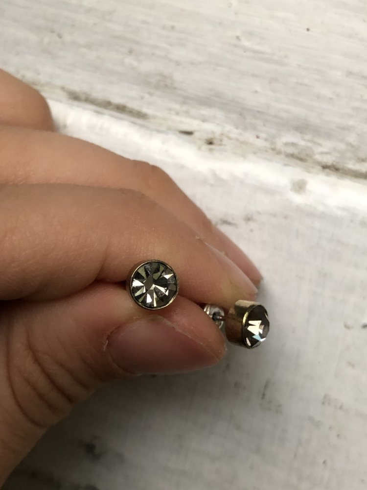 Steckerohrringe mit weißem Steinchen 