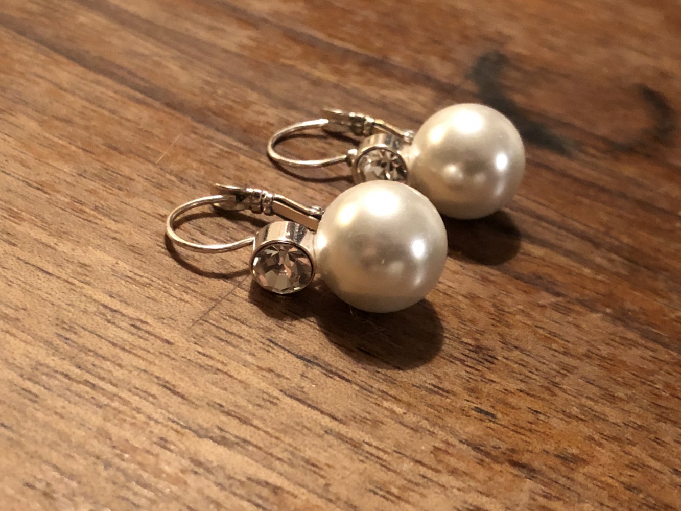 Perlenartige Ohrringe 