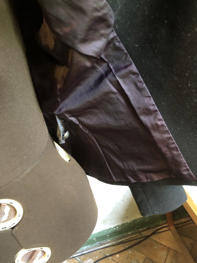 Schwarze hüftlange Jacke