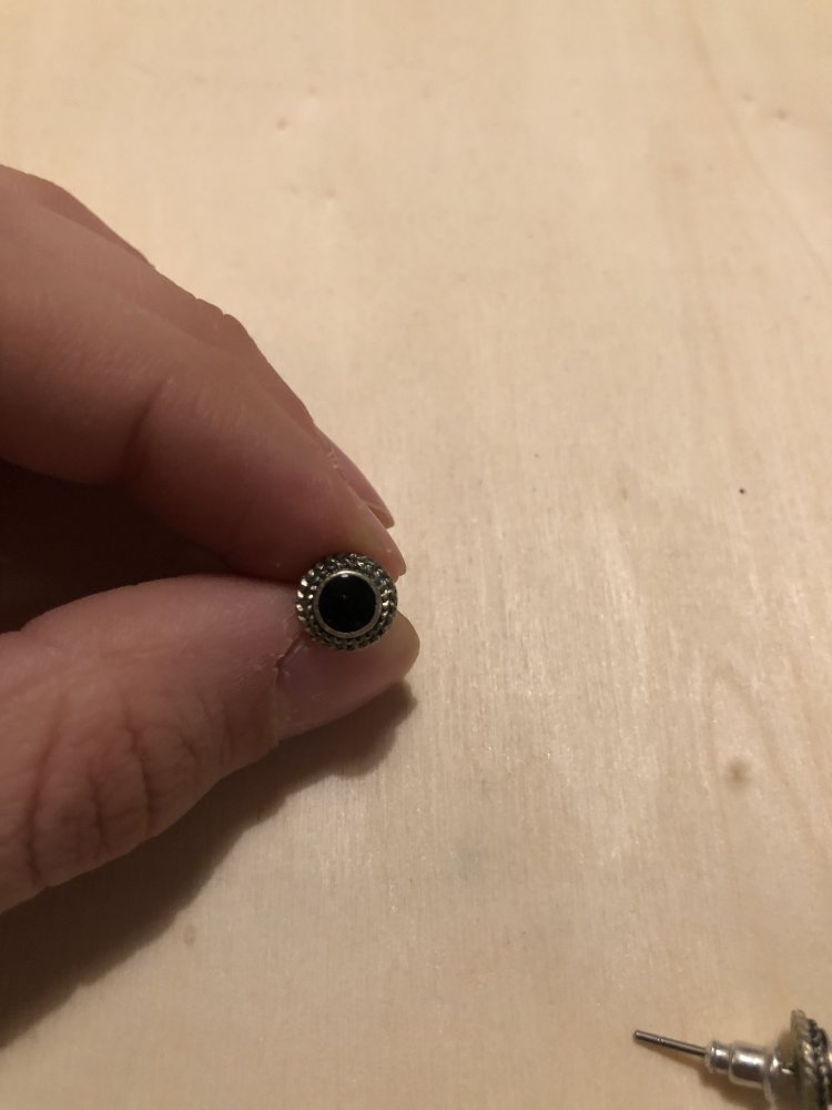 Steckerohrringe mit schwarzem Stein