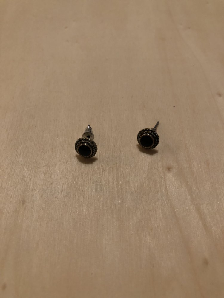 Steckerohrringe mit schwarzem Stein