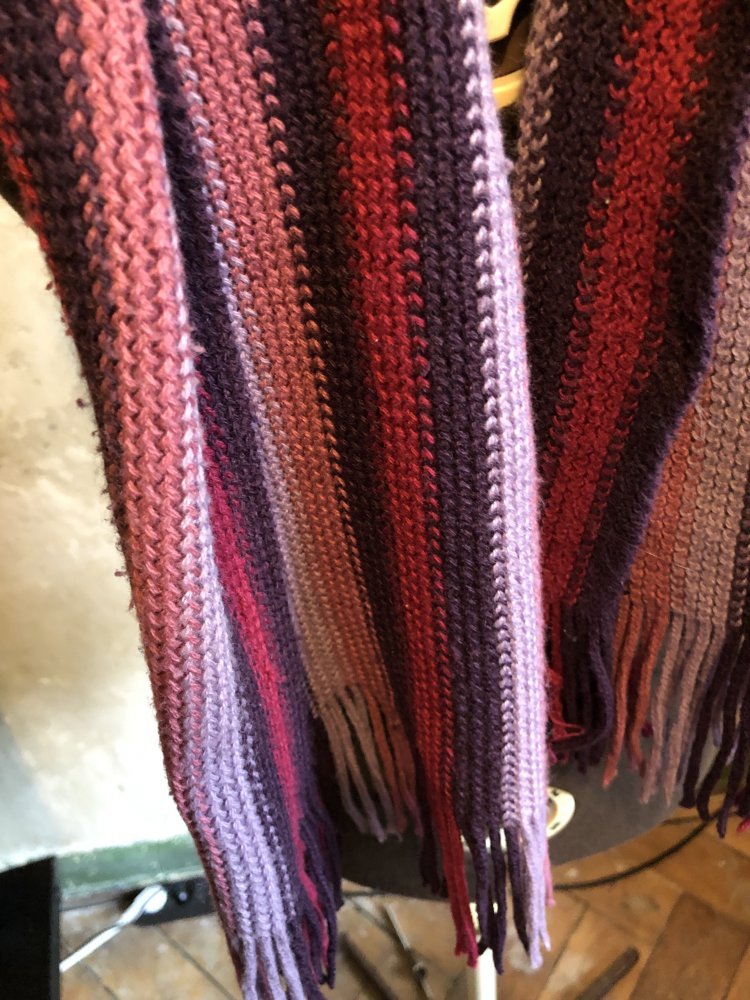 Beerenfarbener Schal