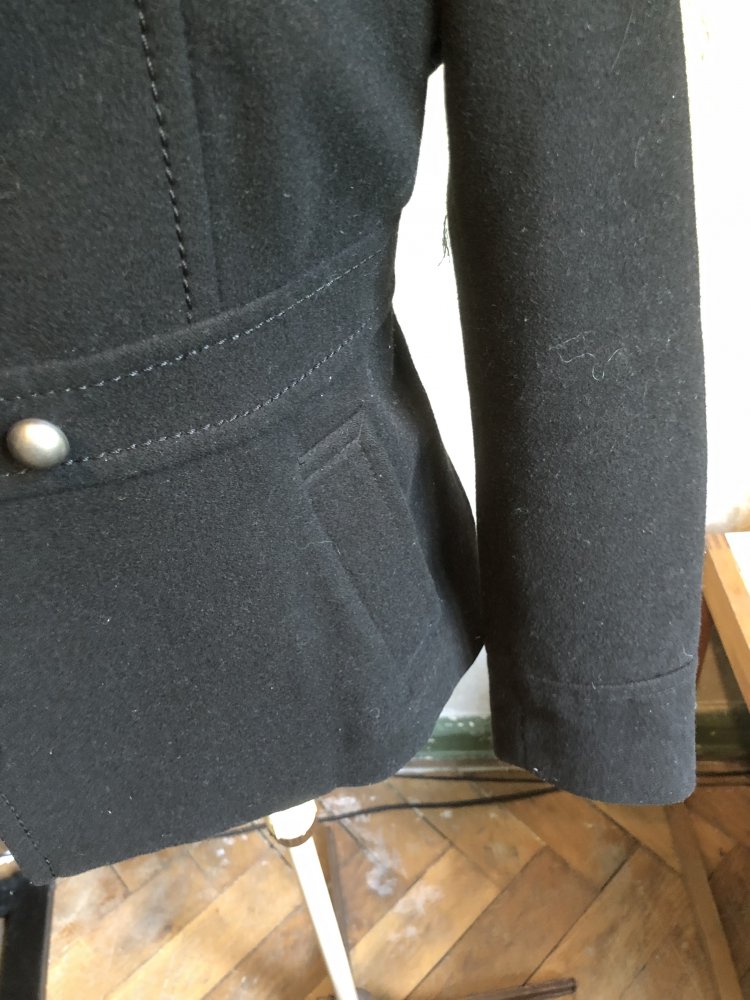 Schwarze hüftlange Jacke
