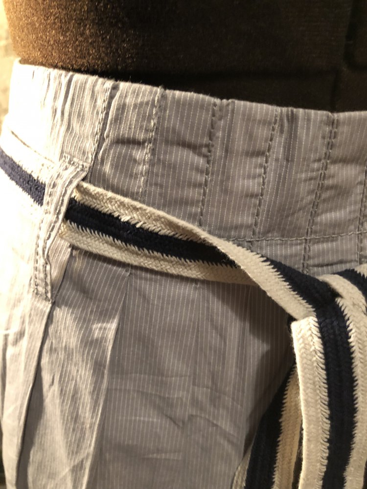 Hellgrauer Rock mit weißen Längsstreifen und Gürtel