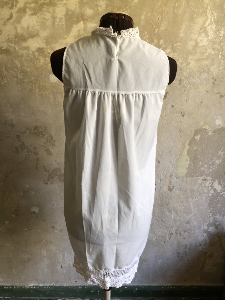 Durchscheinendes weißes Spitzenkleid