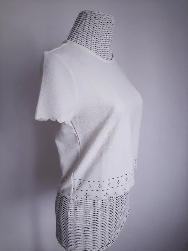 Weißes H&M Divided T-Shirt | Gr. S | Cropped | Bogenkante | Ausstanzungen