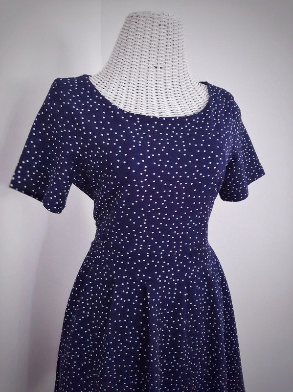 Dunkelblaues Yumi Petite Kleid mit weißen Punkten | Gr. 38 | Gepunktet | Swing Dress