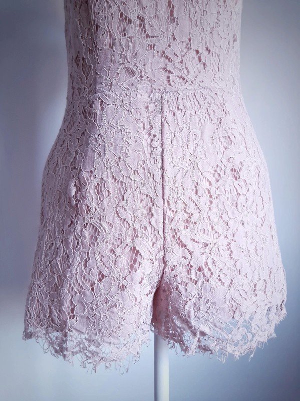 Rosafarbener Amisu Playsuit | Spitze | Romper | Cutout