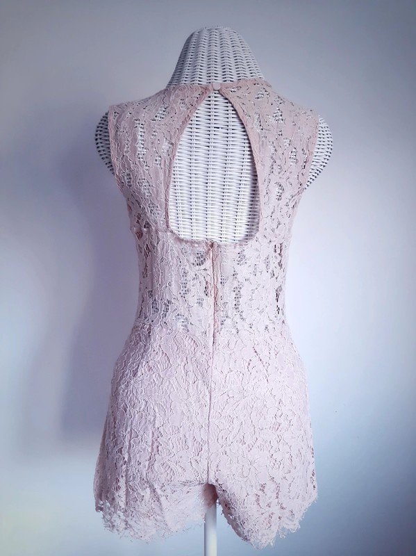 Rosafarbener Amisu Playsuit | Spitze | Romper | Cutout