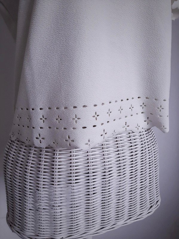 Weißes H&M Divided T-Shirt | Gr. S | Cropped | Bogenkante | Ausstanzungen