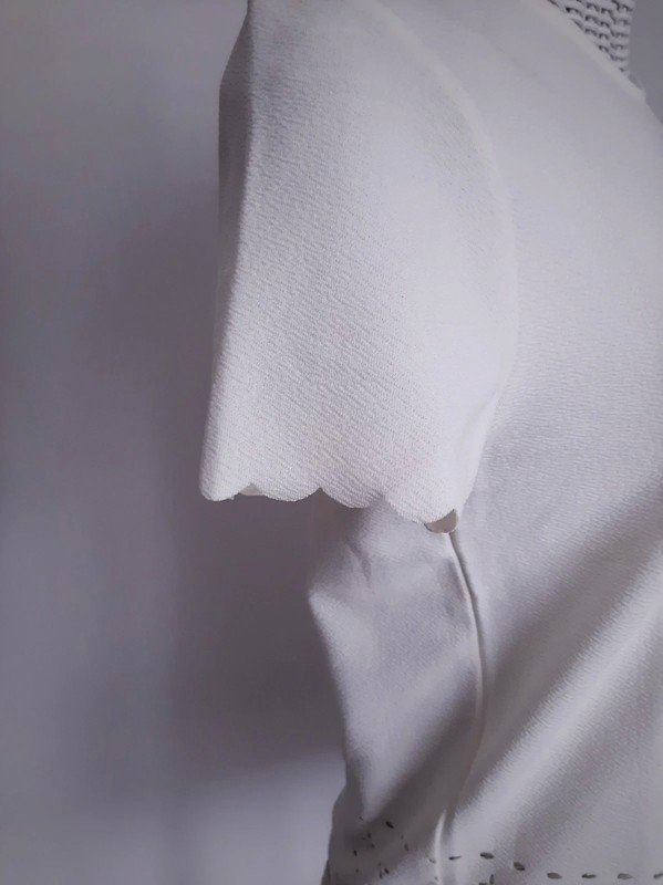 Weißes H&M Divided T-Shirt | Gr. S | Cropped | Bogenkante | Ausstanzungen