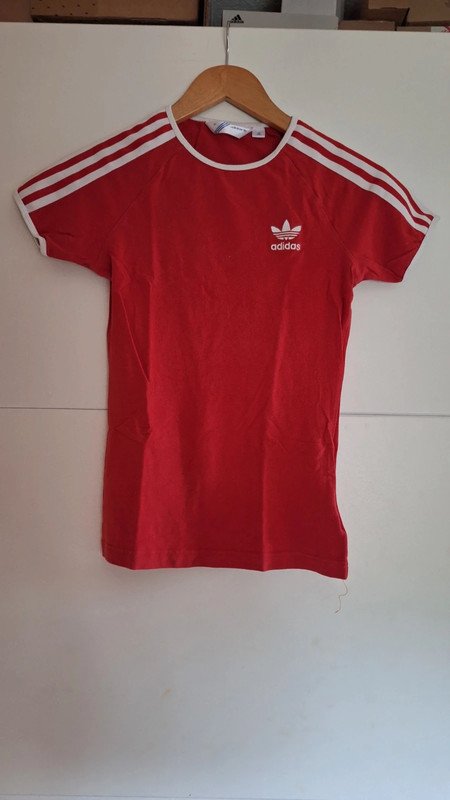 Rotes Adidas T-Shirt