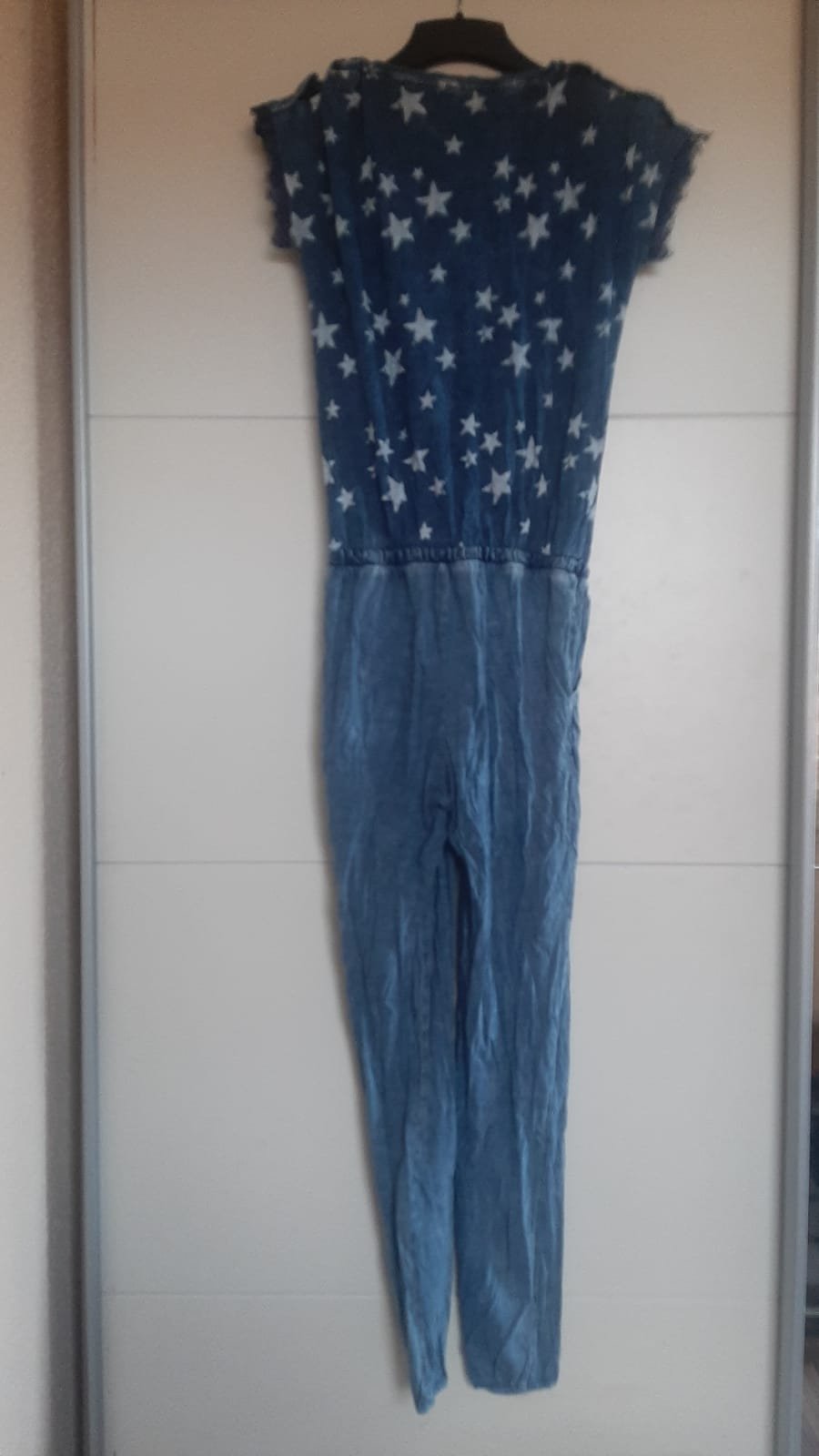 Blauer Overall mit Sternenprint