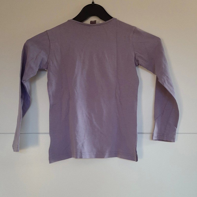 Lila Pulli mit Muster