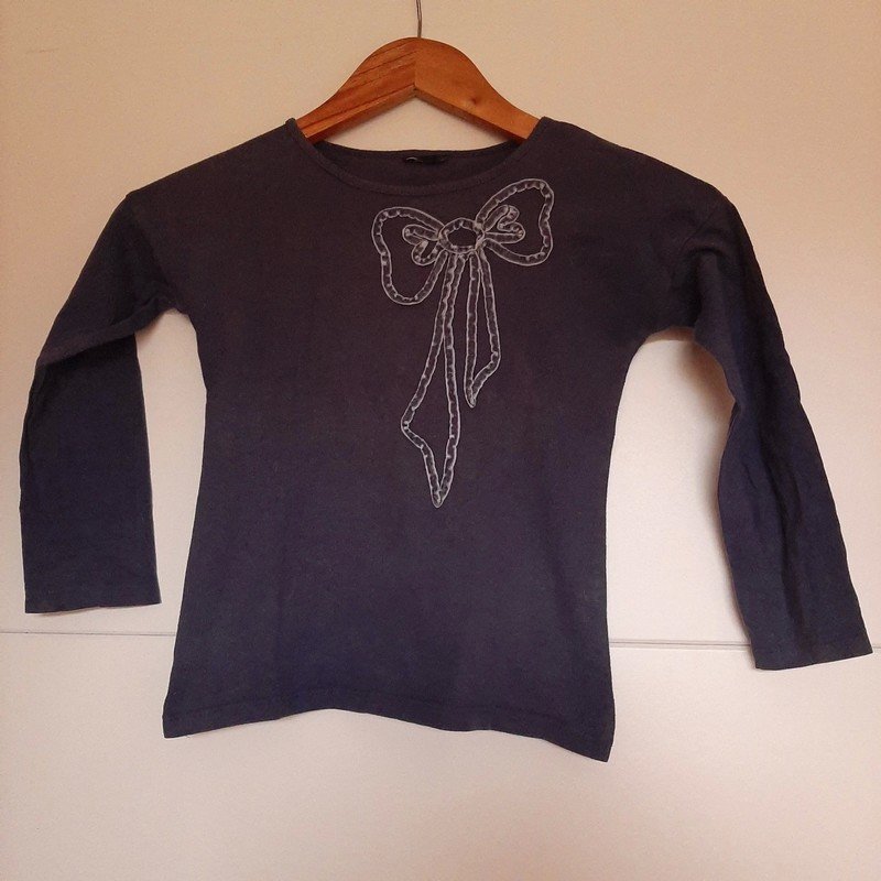 Dunkelblauer Pulli (Schleifenmotiv)