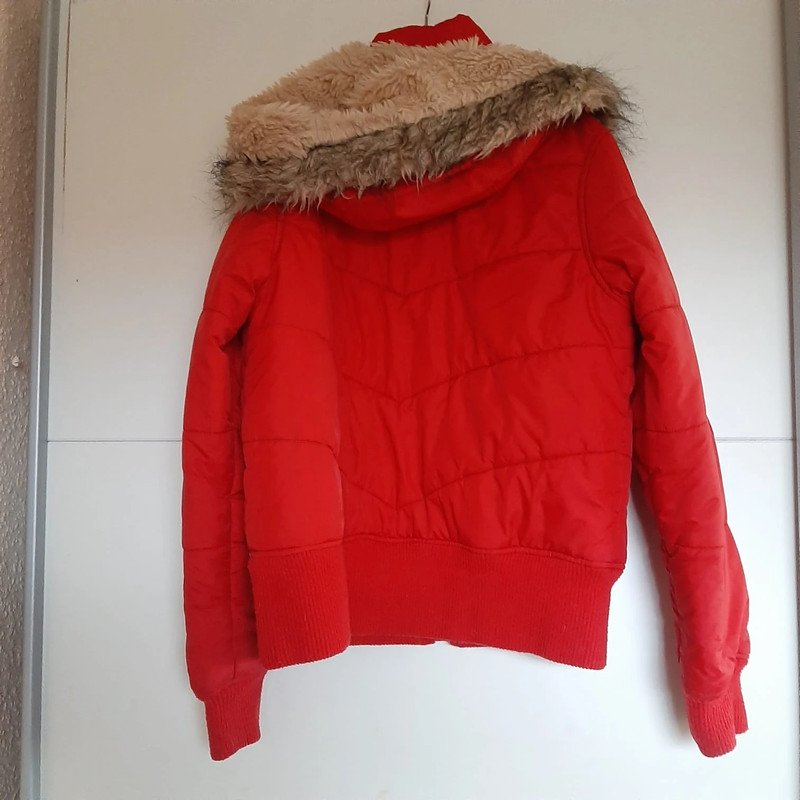 Rote Winterjacke