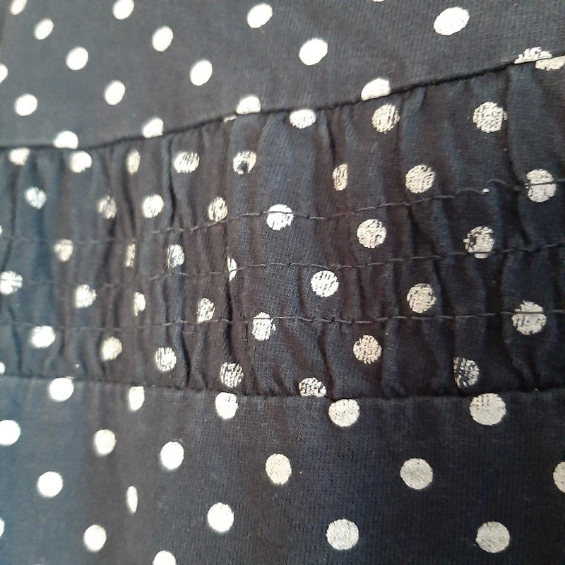 Blauer Pulli mit weißen Punkten