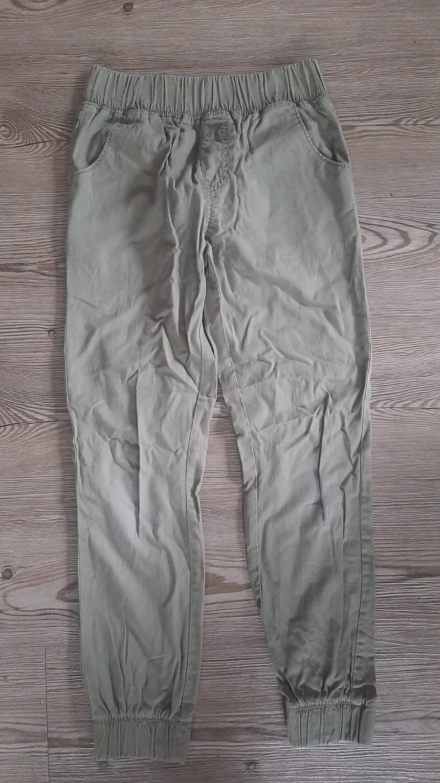 Khaki Hose (Jogger-Stil)