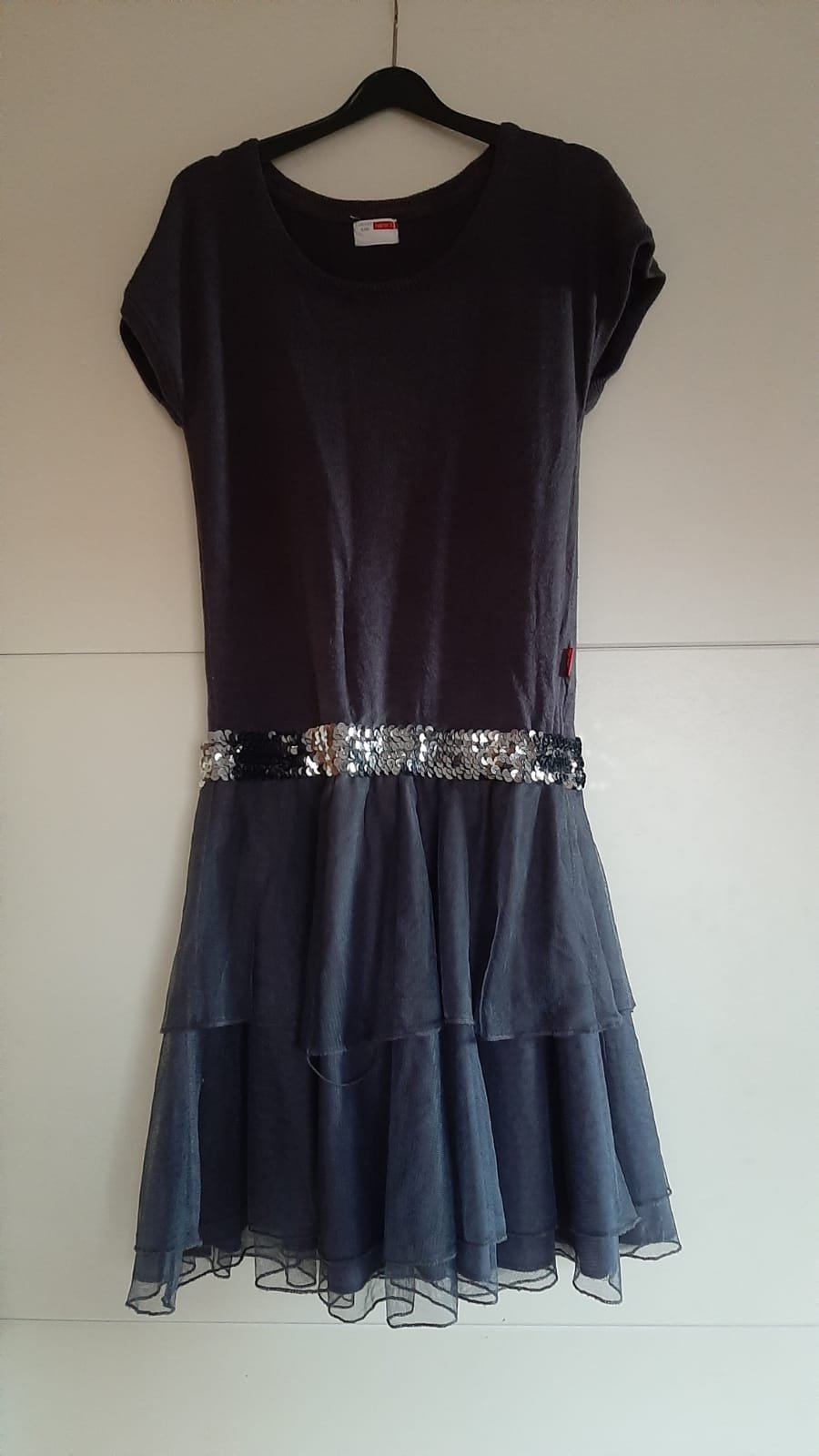 Dunkelblaues Kleid mit Pailletten