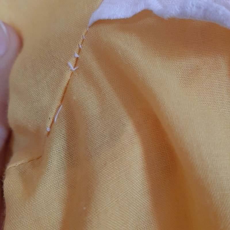 Gelbes Kleid mit Verzierung