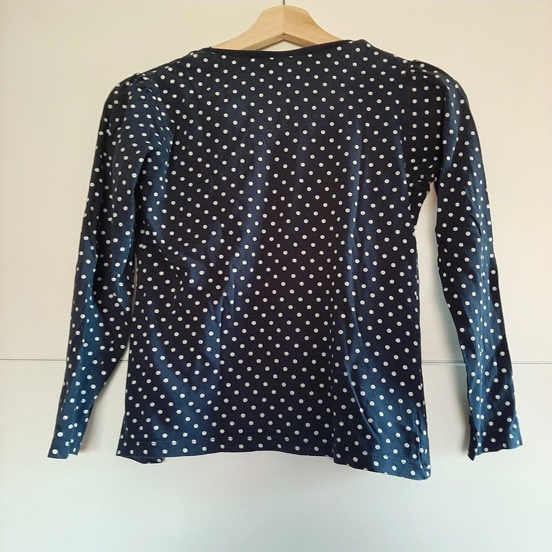 Blauer Pulli mit weißen Punkten