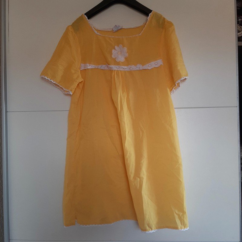 Gelbes Kleid mit Verzierung