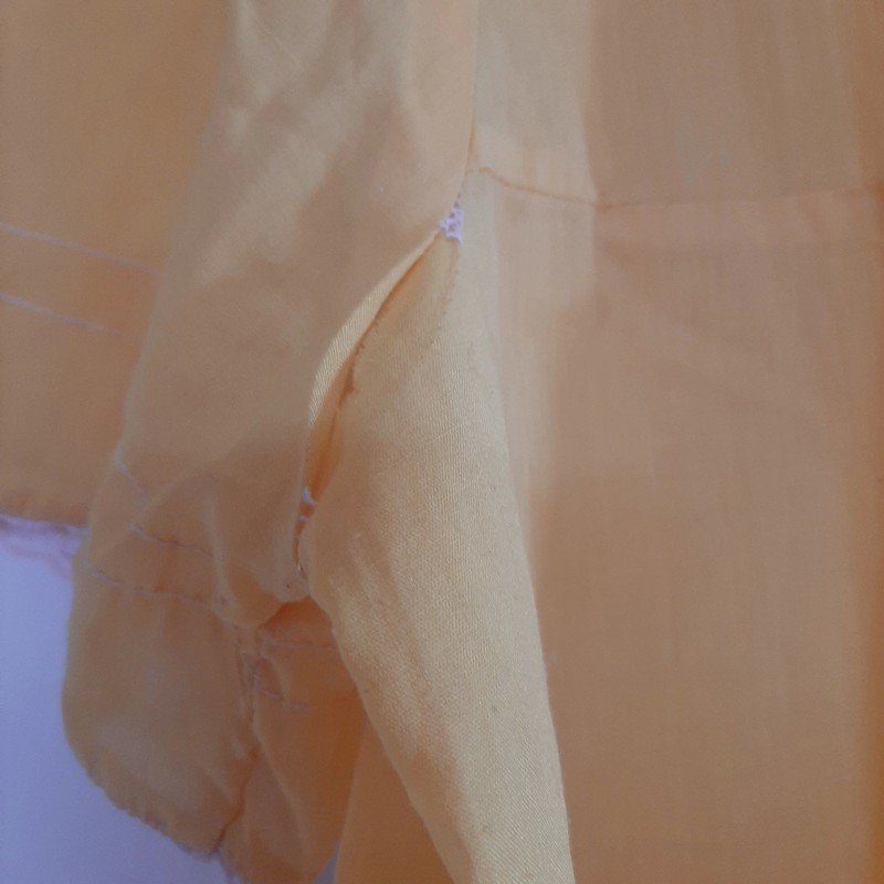 Gelbes Kleid mit Verzierung