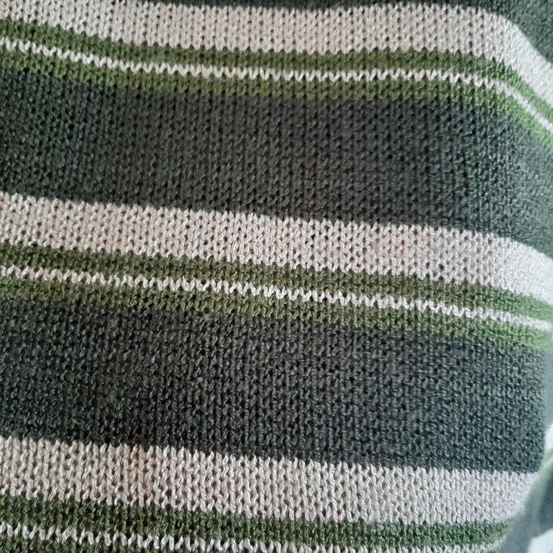 Grün gestreifter Strickpulli