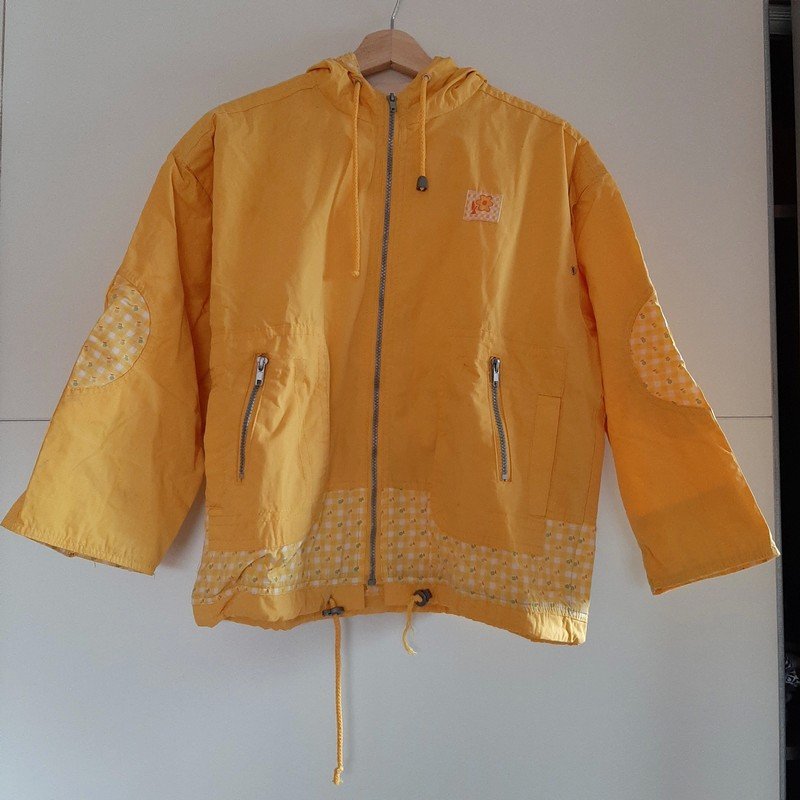 Gelbe Jacke mit Blumendetails