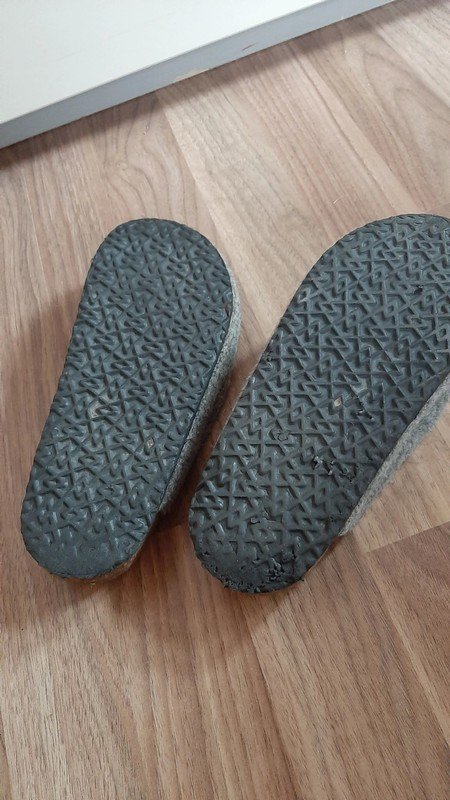 Graue Hausschuhe mit Sternen