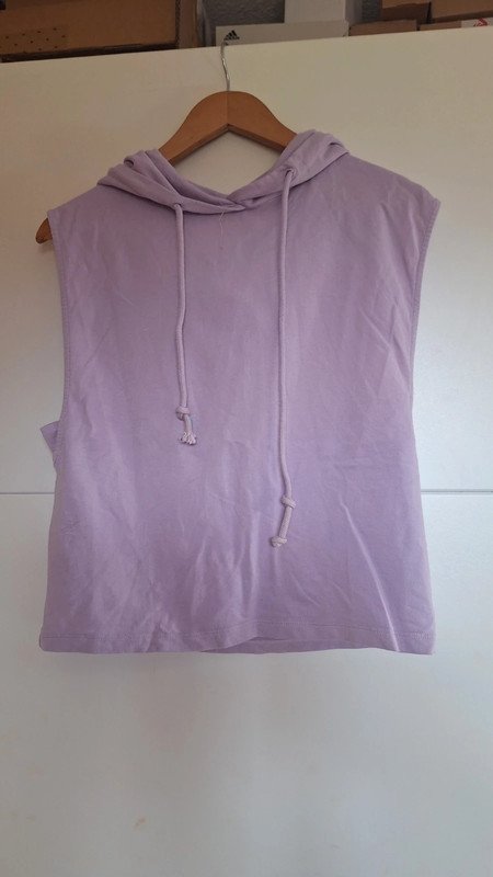 Lila Shirt mit Kapuze