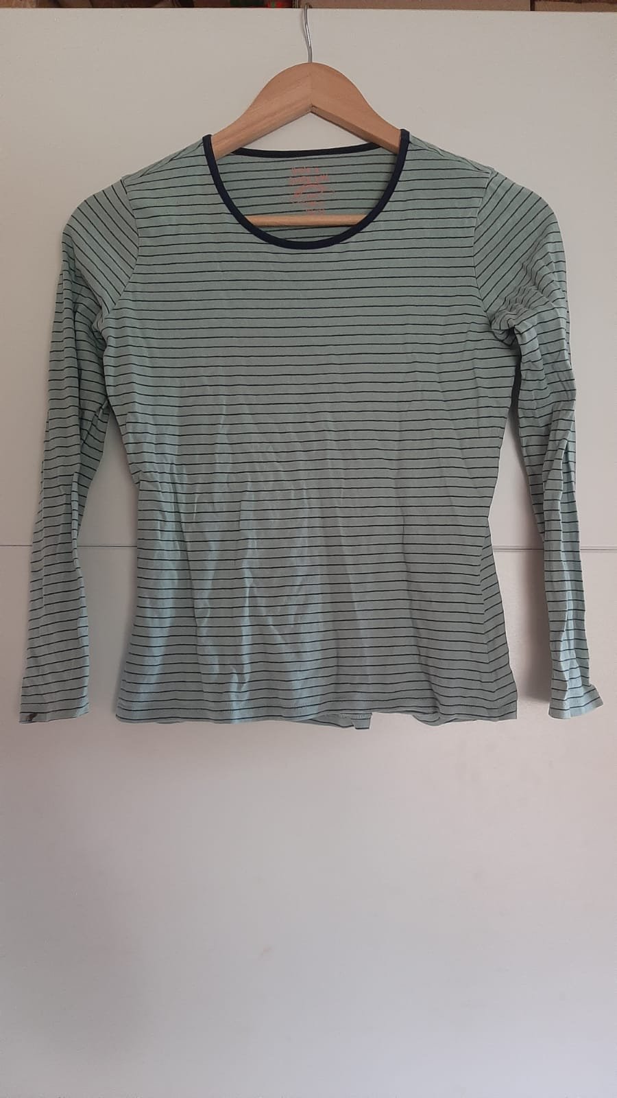 Grüner gestreifter Pulli