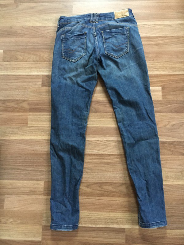 Blaue Röhrenjeans