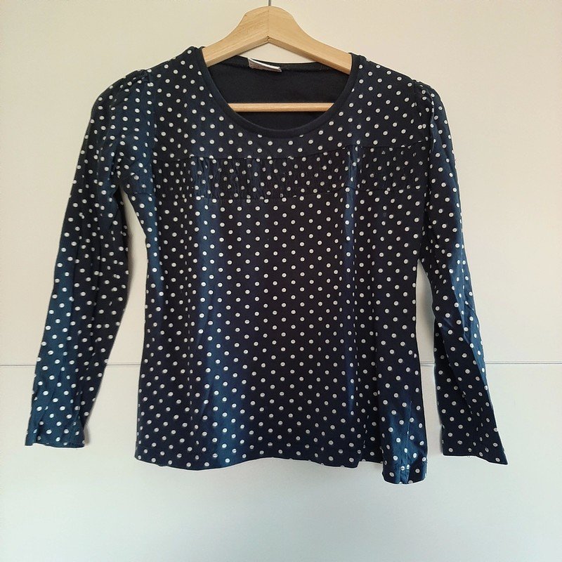 Blauer Pulli mit weißen Punkten