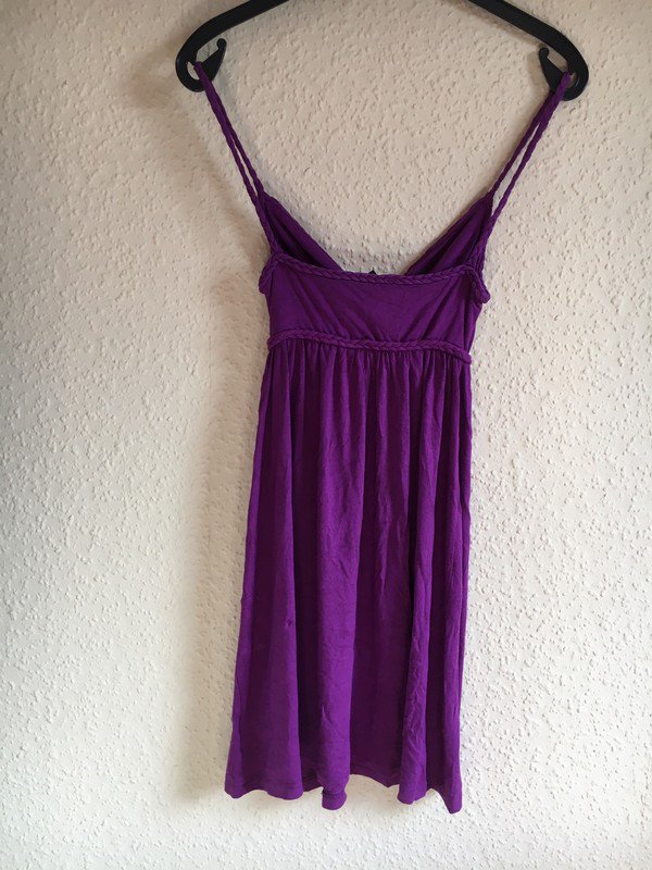 Lila Kleid mit geflochtenen Details
