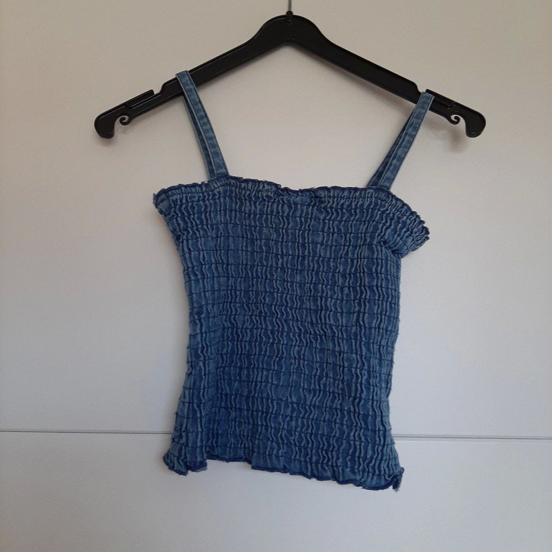 Blaues Top im Denim Look