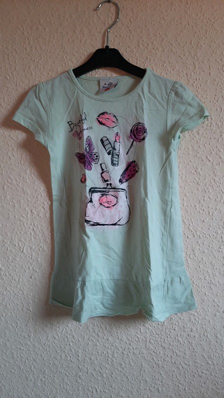 Hellgrünes Shirt mit Aufdruck