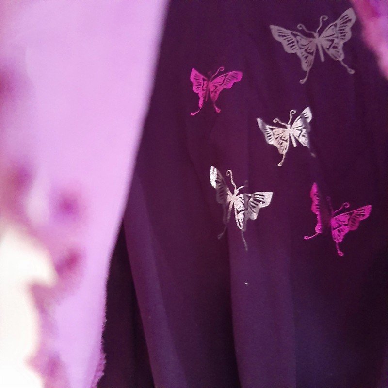 Lila Oberteil mit Schmetterlingsdetail