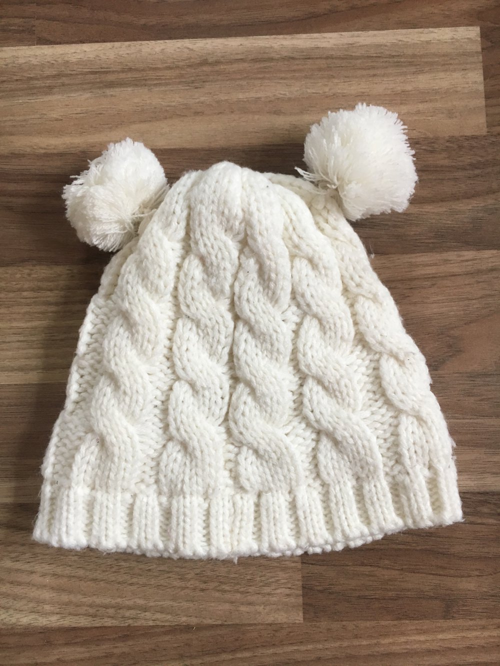 Weiße Bommel Mütze mit Bommeln